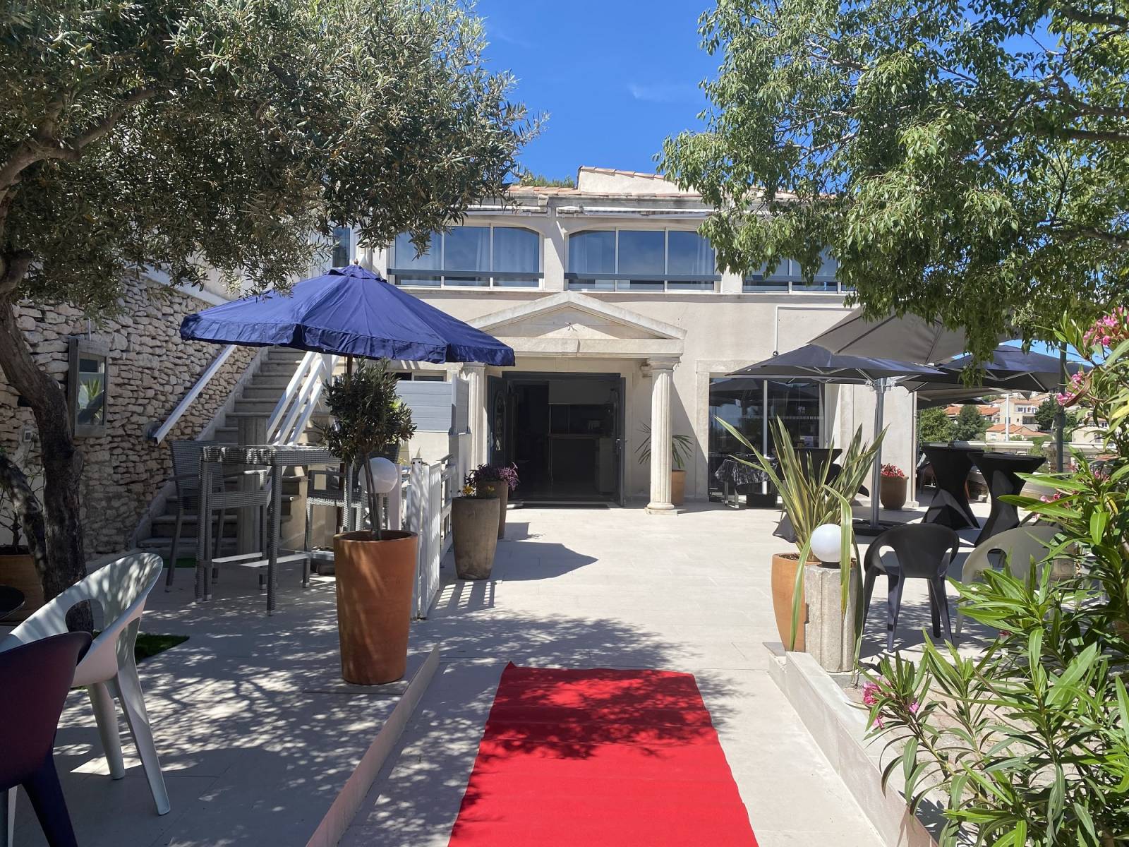 Salle de réception pour un mariage avec traiteur sur La Côte Bleue